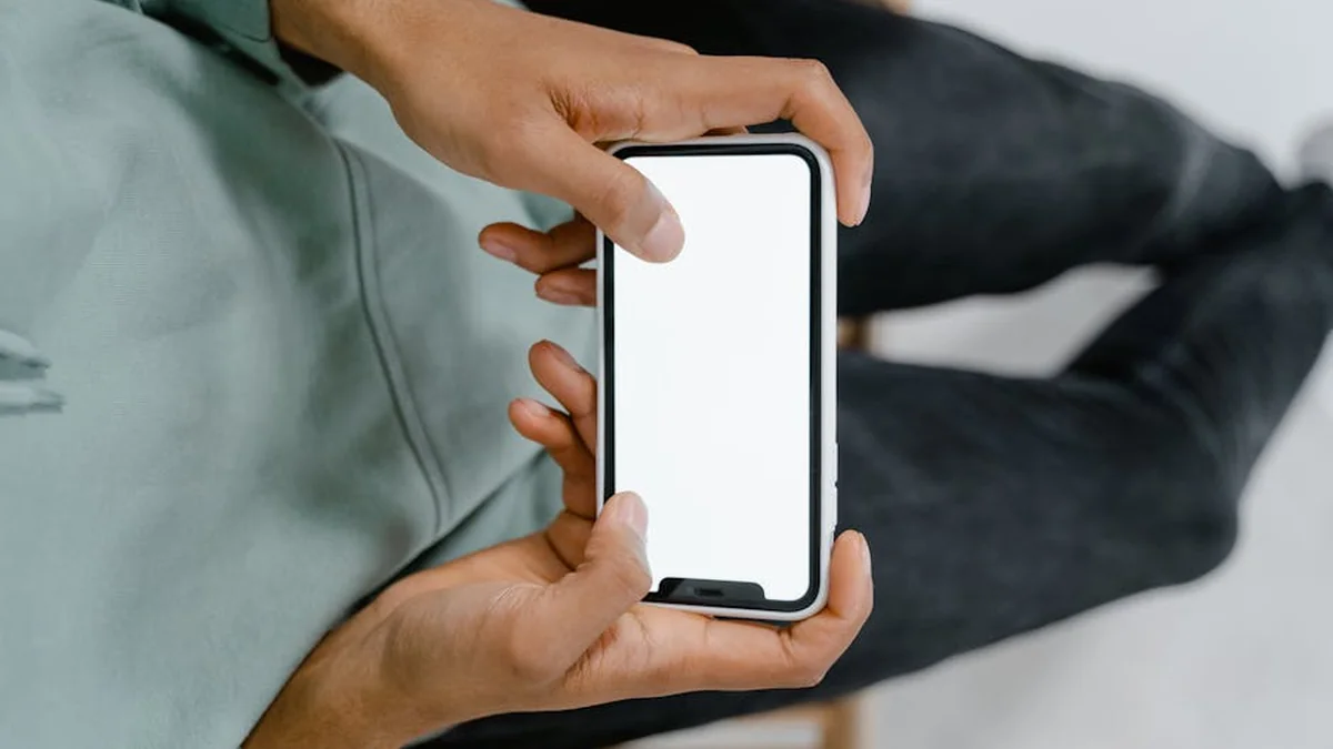 Can users not upload and design images, is Canva outside of its functionality?