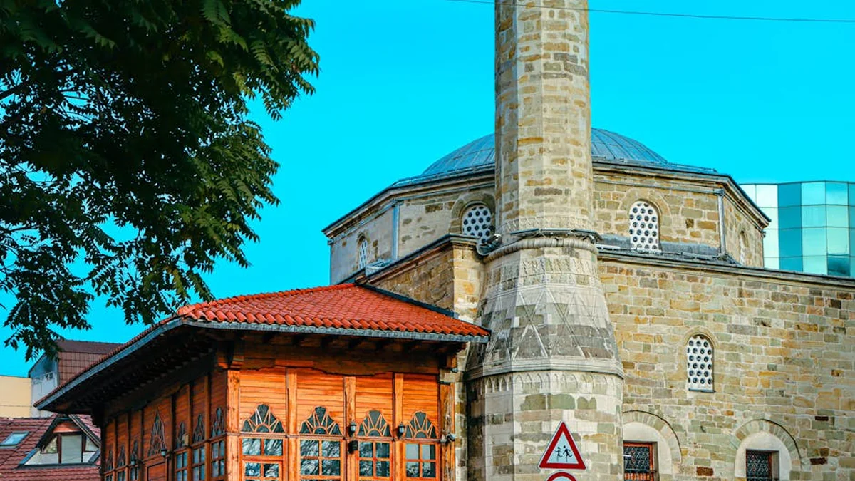 Cigarettes without trademarks were seized in the garage of a house in Pristina, valued at approximately 15,000 euros.