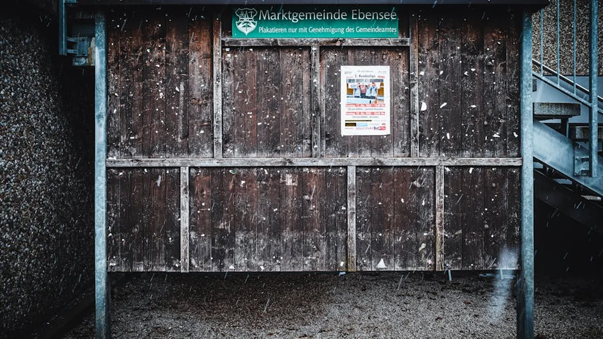 The Prishtina Municipality has launched an initiative to remove illegal advertisements in public areas. This action aims to address the presence of unauthorized signage throughout the city. The goal is to improve the visual environment and ensure compliance with regulations.