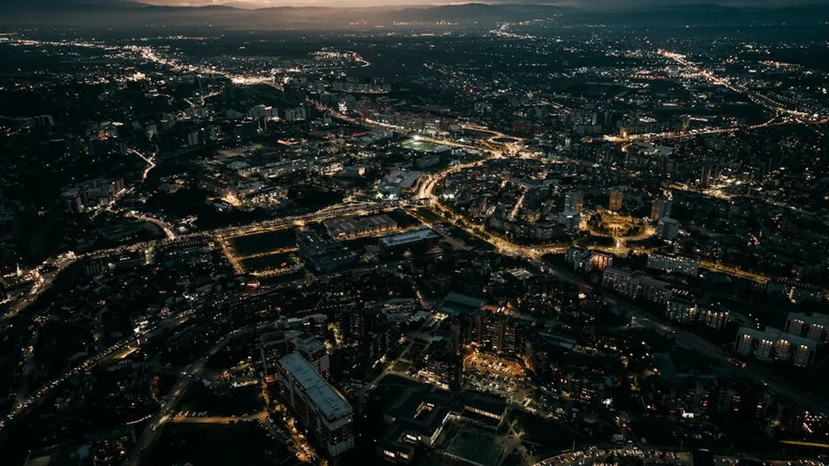 The situation in Kosovo is likened to a funeral, and the American former colonel believes Serbia will not attend. He describes how Serbia views Kosovo.