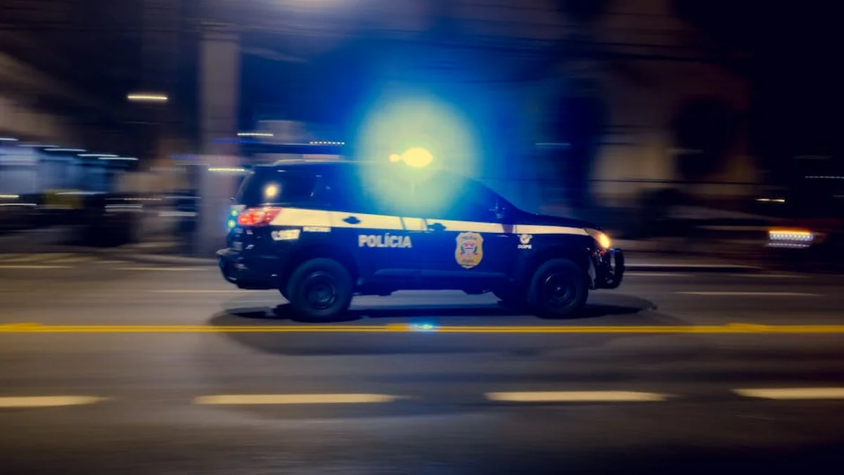 A chase, like in a movie, occurred in Vlora. A driver, a 14-year-old boy, collided with several vehicles, resulting in injuries to two officers.