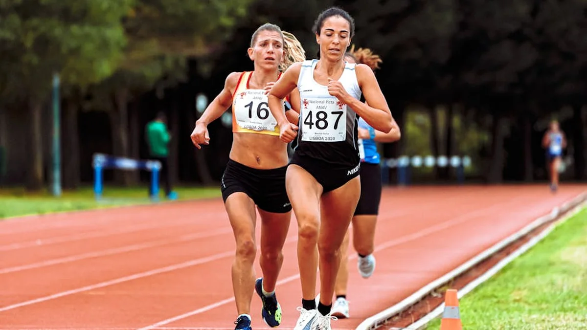 A move that exceeds the bounds of sport: A competitor sacrificed a personal record and helped the opponent who fell.