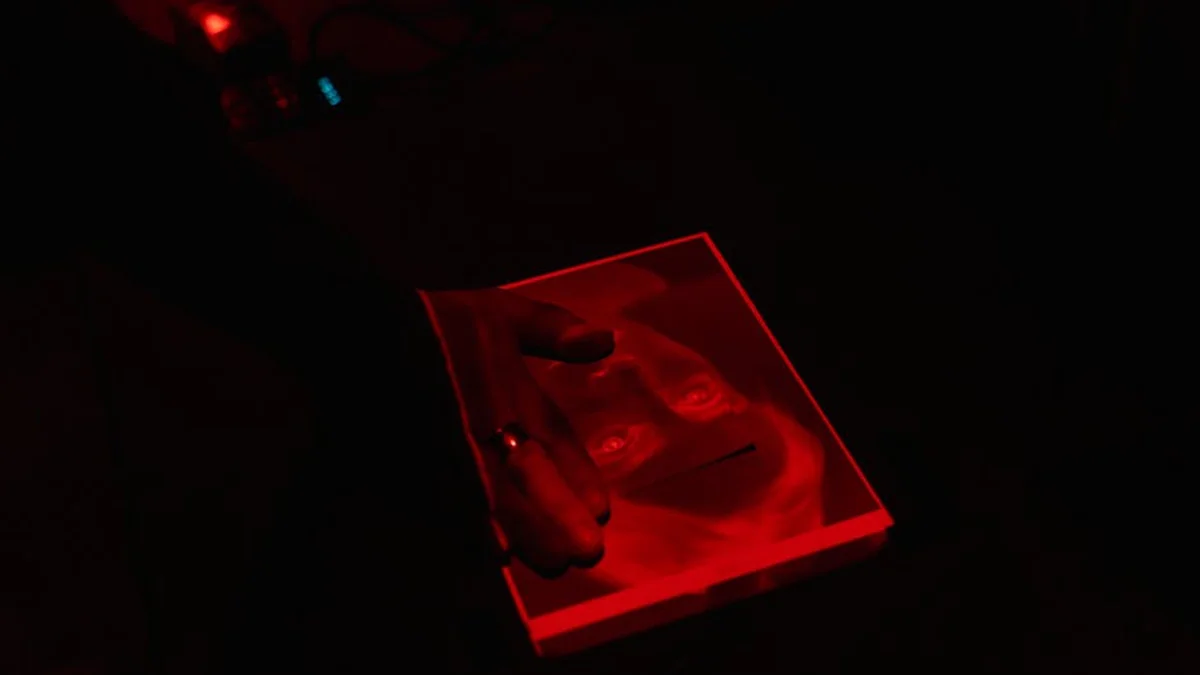 Burri “rikthehet” si hologram në funeralin e tij