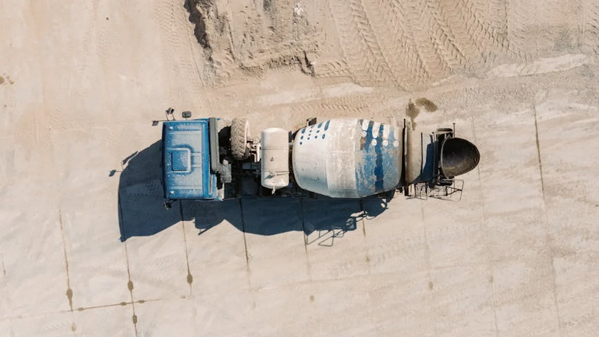 Horrific accident in California – truck collides head-on with concrete mixer