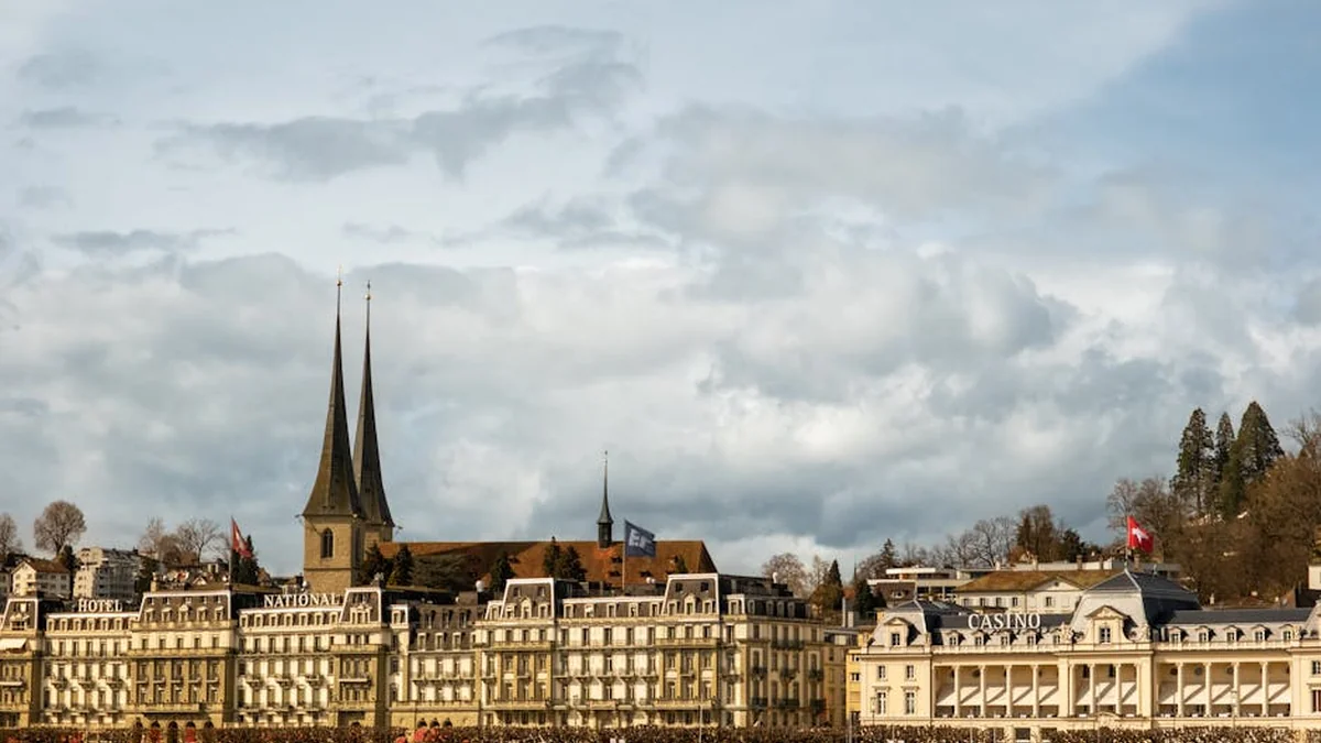 How is the conflict in the Middle East impacting mountain tourism in Switzerland?