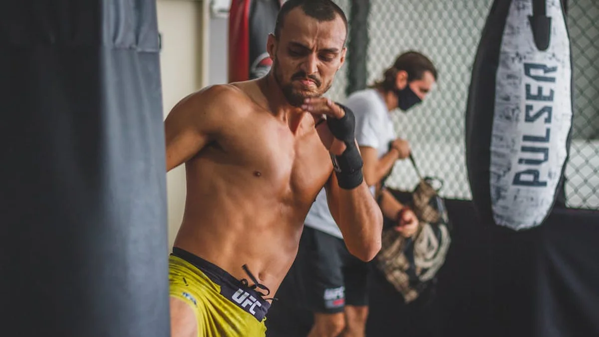 Images emerged from the courthouse, Ilir Meta entered the mosque’s courtyard.