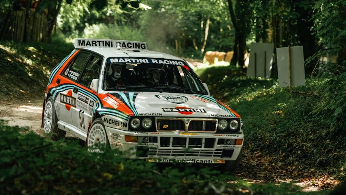 Lancia offers the Ypsilon with a manual speed shifter.