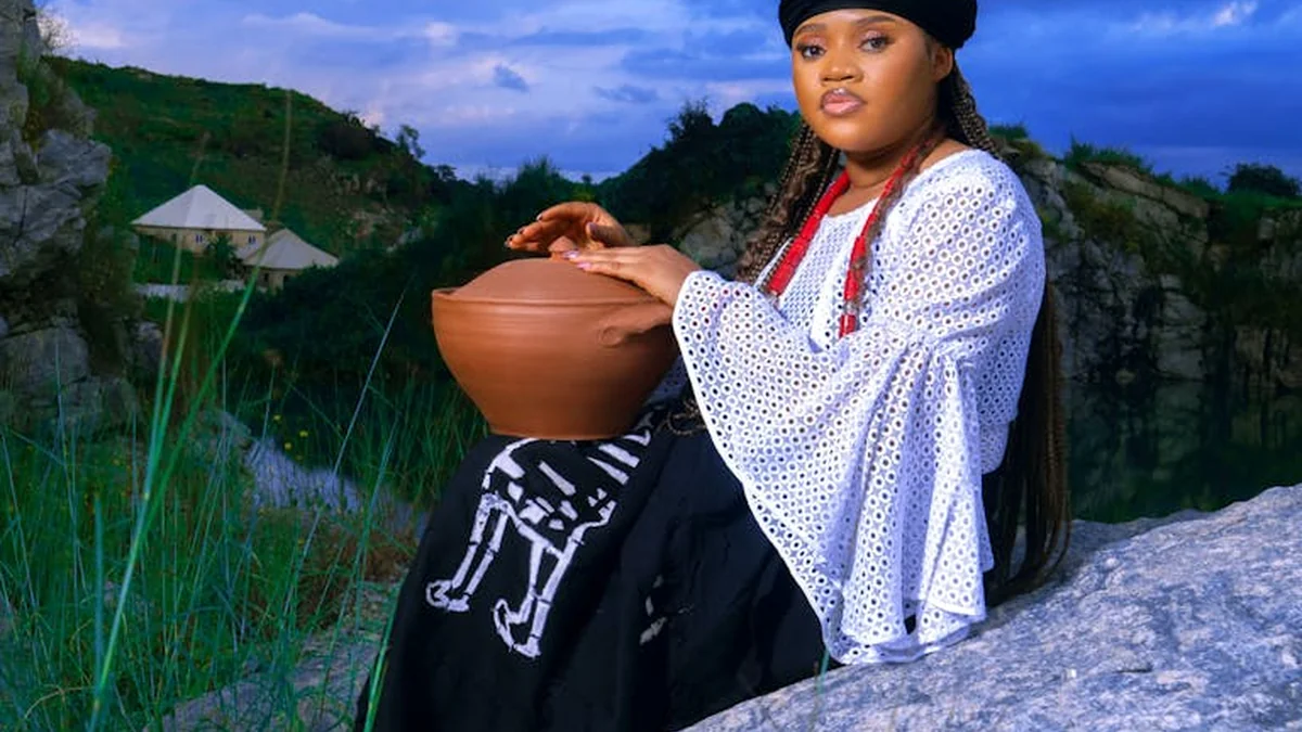 Pse del ujë nga shkarkuesi – kur është normale dhe kur mund të jetë problem?