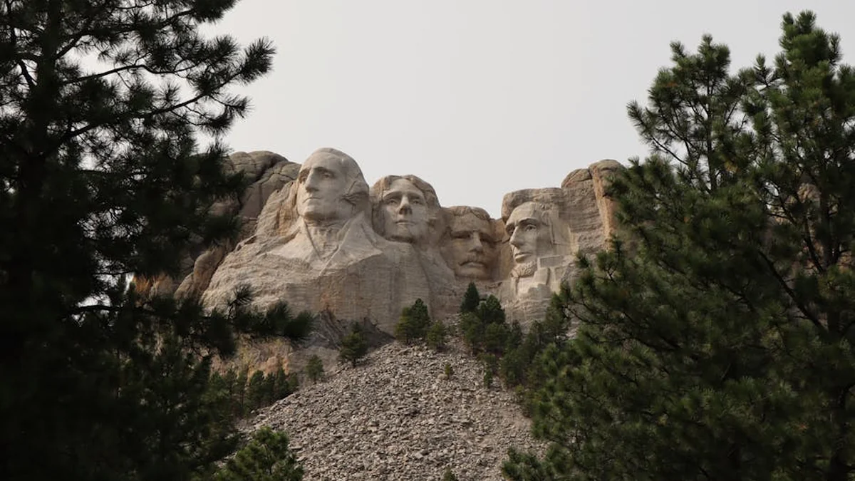 The clouds are moving, there’s no solution for the president.