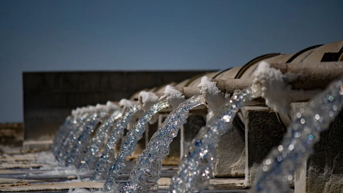 The main supply pipe has burst in Shkabaj due to soil slippage, reduced water levels in Fushe Kosove, Obilic, and Kalabari.