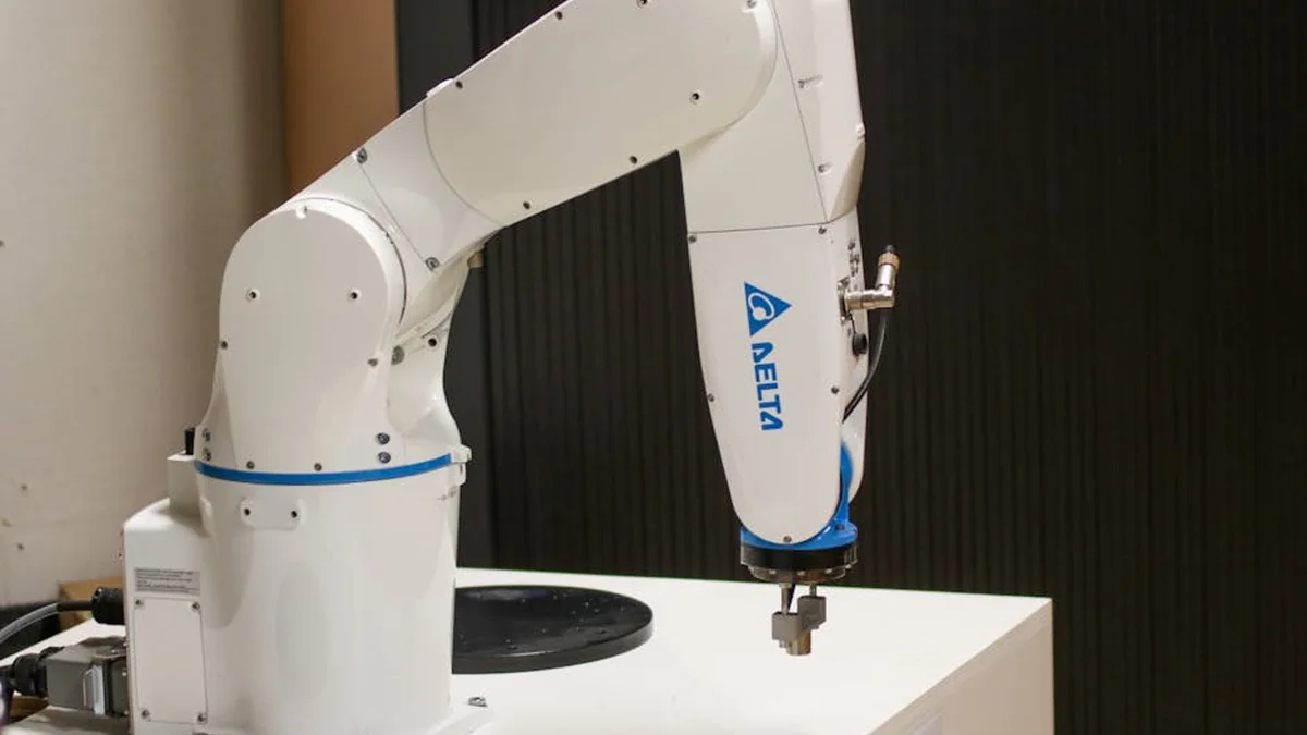 Ushtarët ukrainas shpëtojnë me robot të moshuarën që mezi ecte në paterica derisa po ikte nga bombardimet ruse