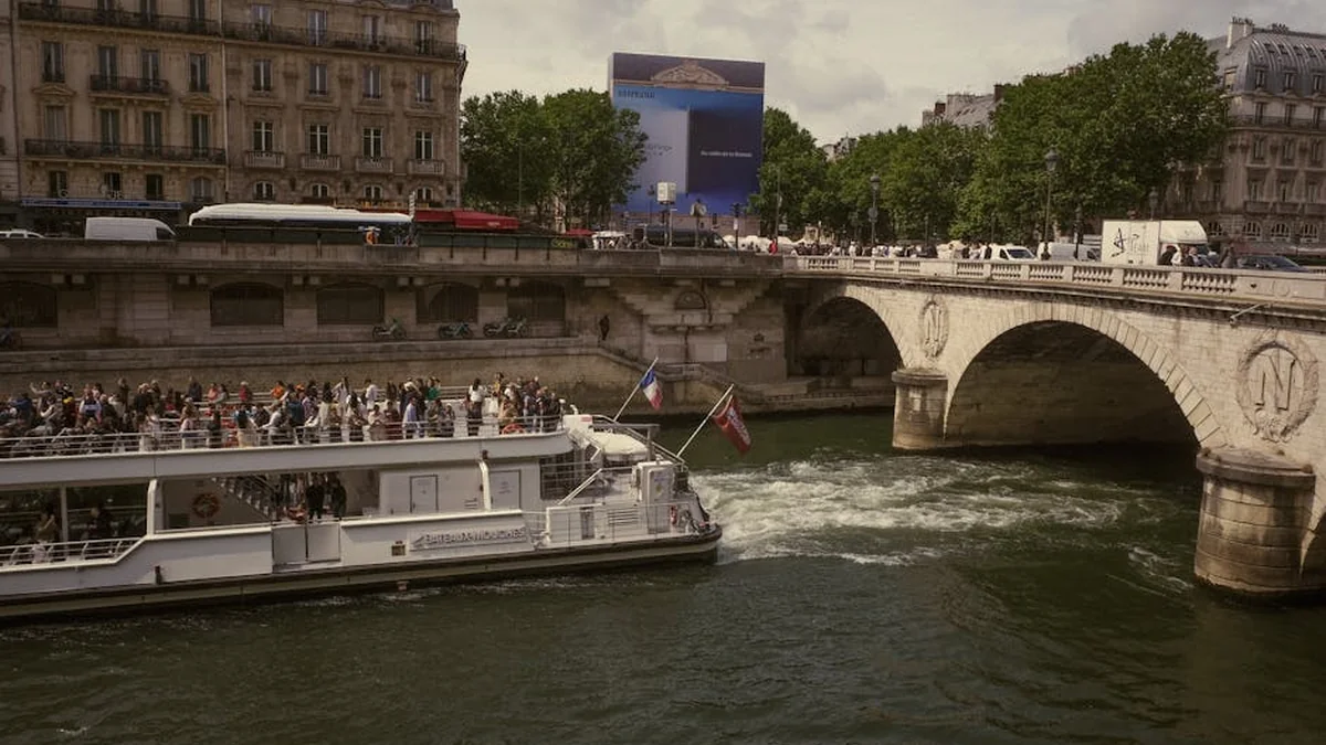 The bus has fallen into the Seine River, passengers have been rescued.