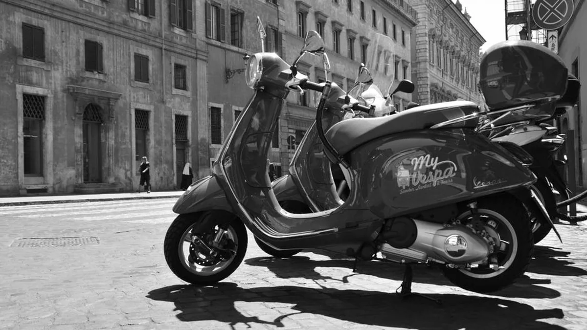 Vespa celebrates 80 years of history: Rome becomes the scene of a global icon