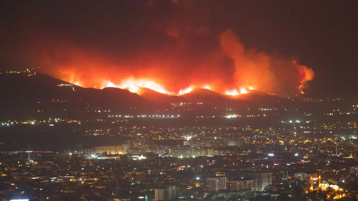 Fire on the Italian coast, tourists evacuated