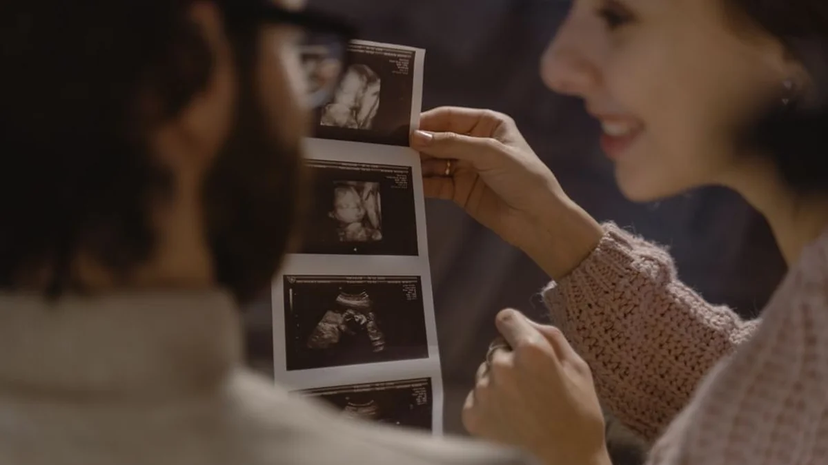 “Smiling” fetus in the womb when the father speaks, ultrasound records a rare moment