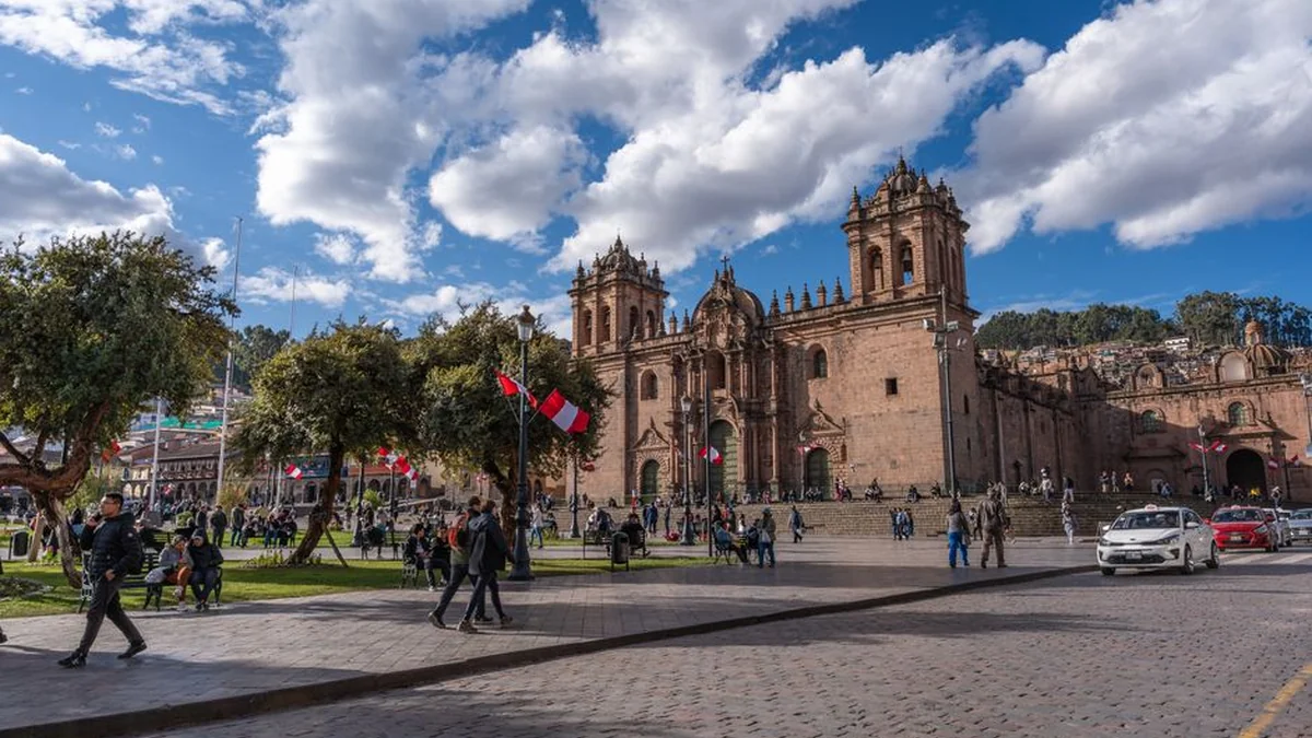 Tourist airplane overheats in Peru, 13 dead