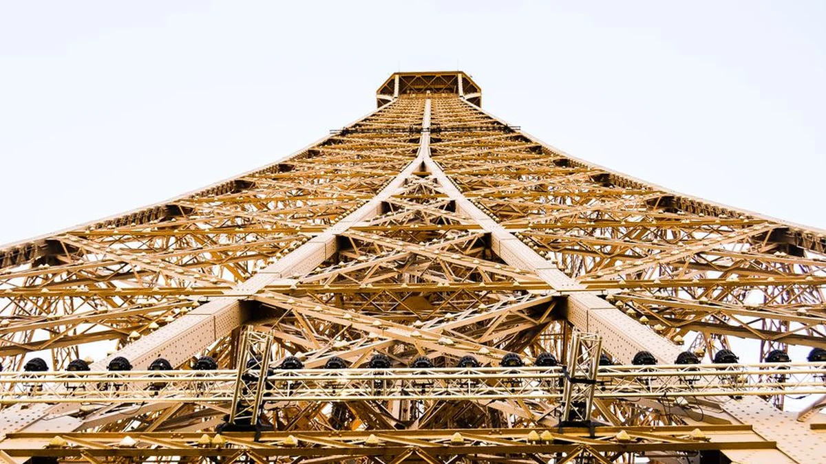 Kulla Eiffel mbyllet për shkak të grevës së stafit, pasi gratë ‘u bënë të padukshme’ për vizitën e grupit hindu