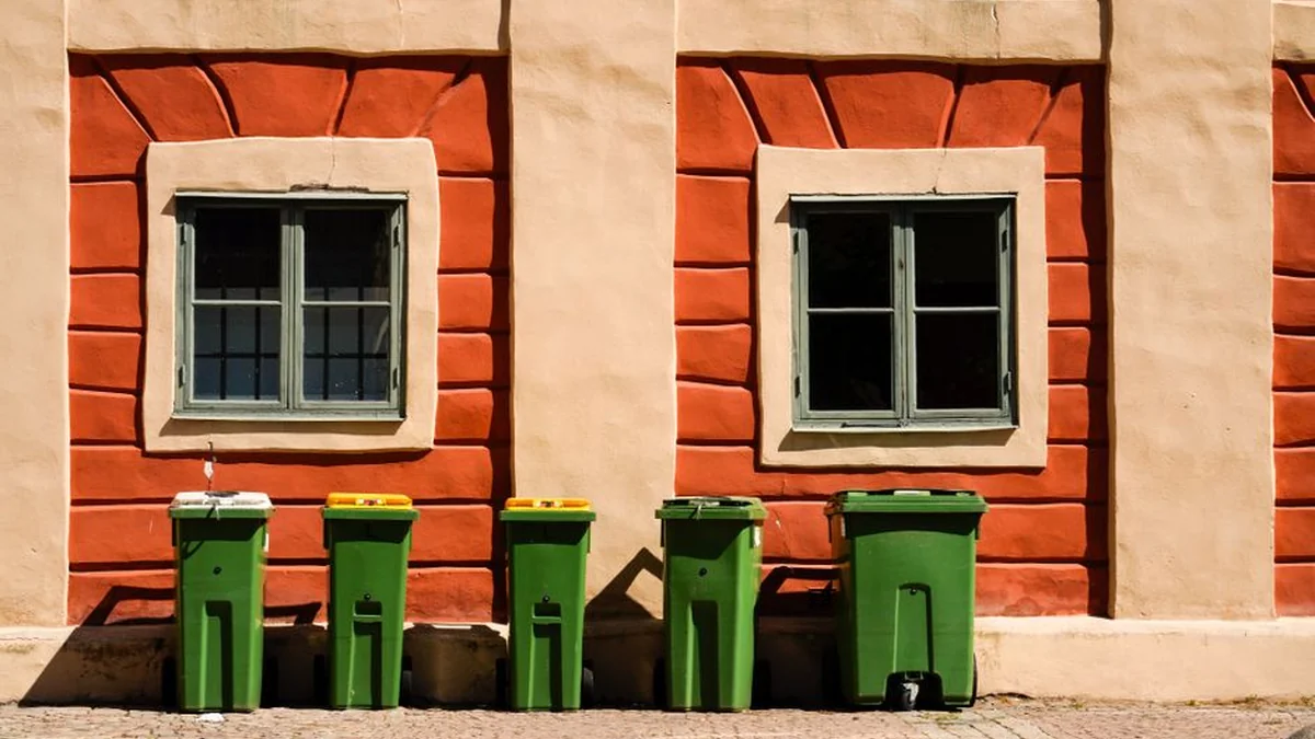 LVV in Pristina places waste bags in front of the municipality: Our neighborhoods have turned into a waste dump